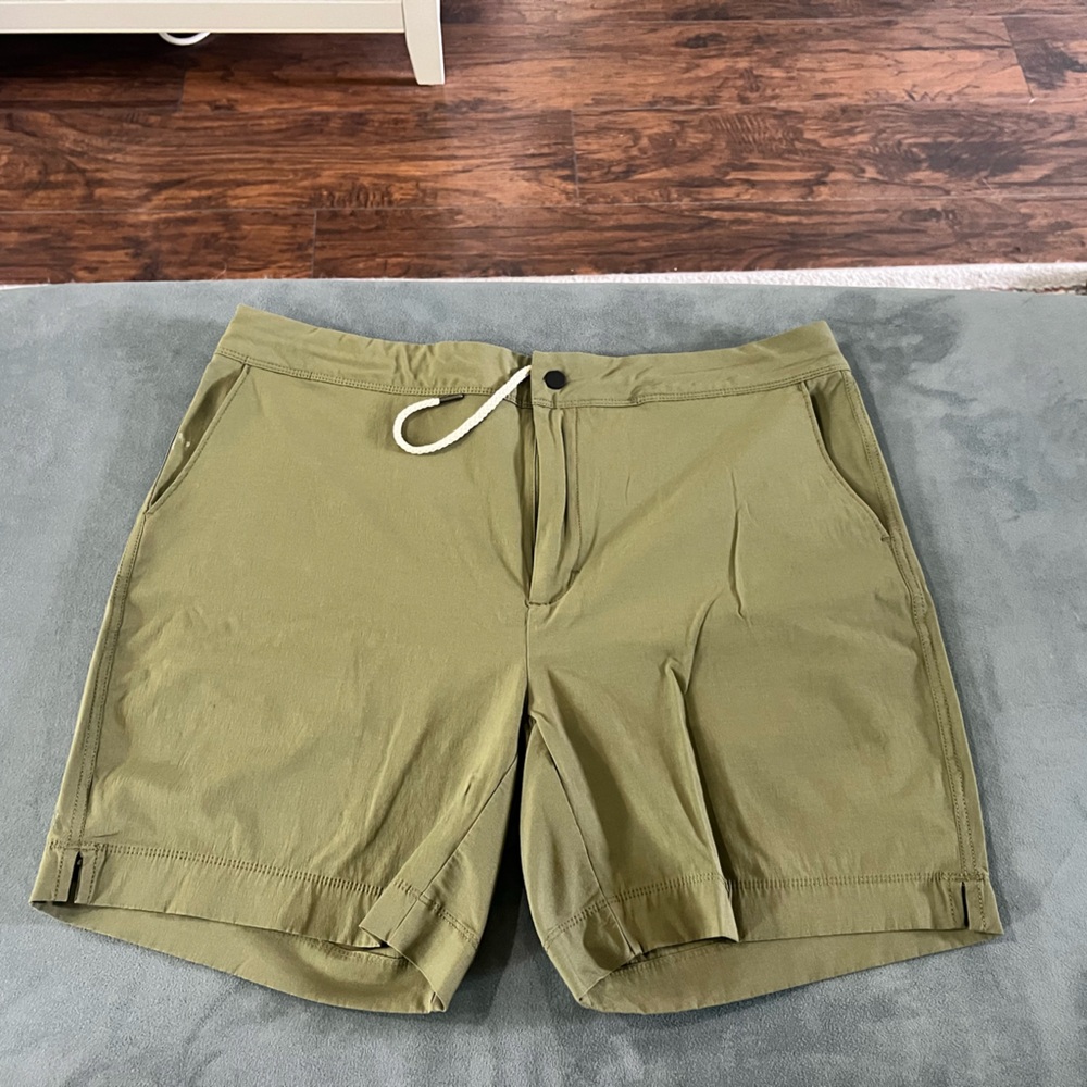 Men’s VRST casual shorts with drawstring. Worn once. Size 38. Color Olive.